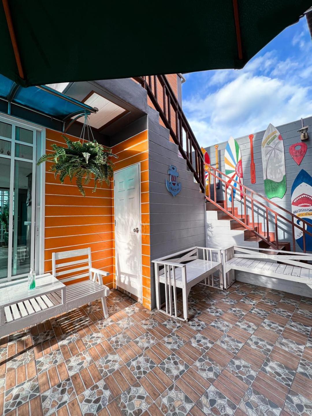 The Harbor Front เกาะล้าน Hotel Exterior photo